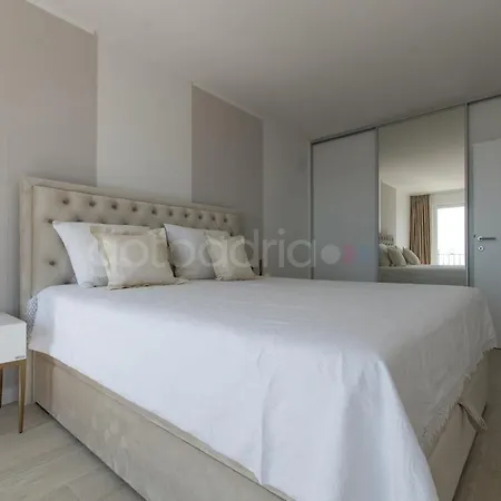 Apartment Smaragd - Opal - Luxury With Shared Pool And Private Hot Tub Makarska