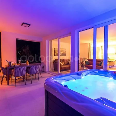 Smaragd - Opal - Luxury With Shared Pool And Private Hot Tub Apartman Makarska