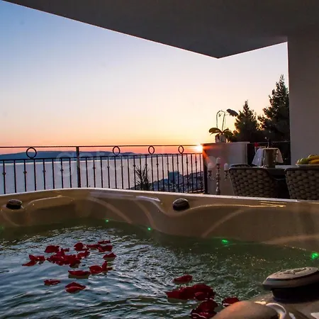 Smaragd - Opal - Luxury With Shared Pool And Private Hot Tub Apartmán Makarská
