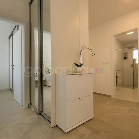 Smaragd - Opal - Luxury With Shared Pool And Private Hot Tub Makarská
