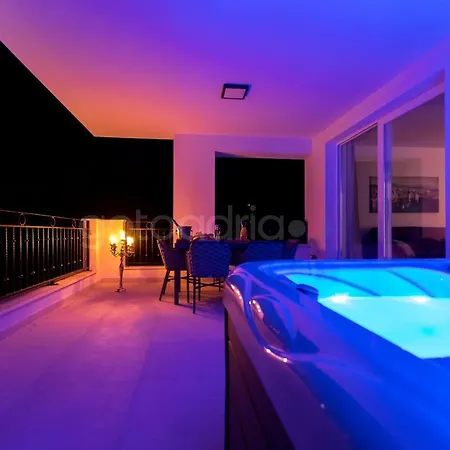 Apartmán Smaragd - Opal - Luxury With Shared Pool And Private Hot Tub