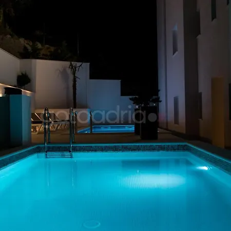 Smaragd - Opal - Luxury With Shared Pool And Private Hot Tub Apartmán Makarská