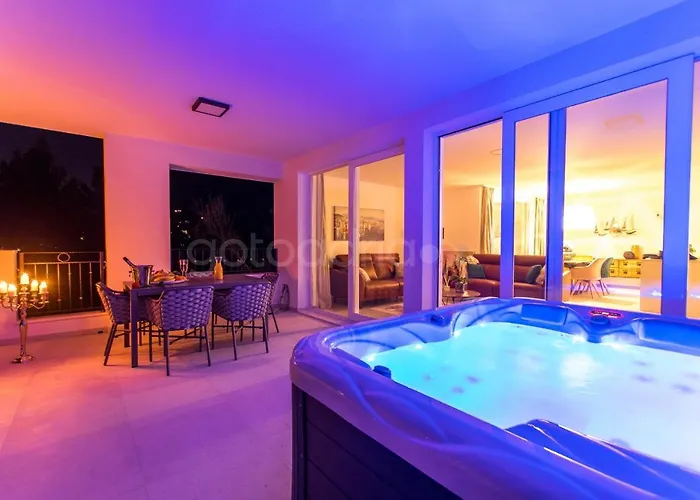 Smaragd - Opal - Luxury With Shared Pool And Private Hot Tub Apartament Makarska