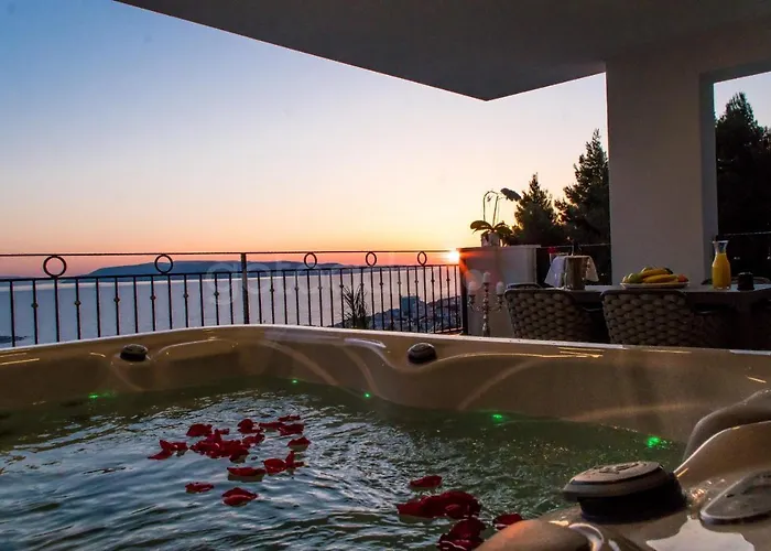 Smaragd - Opal - Luxury With Shared Pool And Private Hot Tub Apartament Makarska