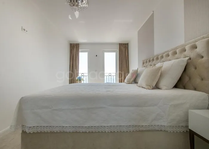 Smaragd - Opal - Luxury With Shared Pool And Private Hot Tub * Makarska
