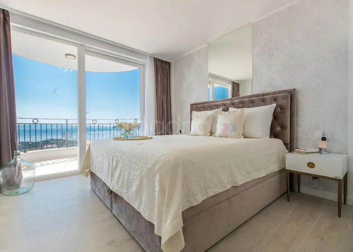 Apartament Smaragd - Opal - Luxury With Shared Pool And Private Hot Tub Makarska