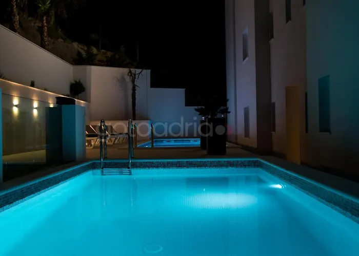 Smaragd - Opal - Luxury With Shared Pool And Private Hot Tub Apartament Makarska